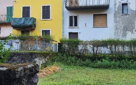 Casetta in Borgo + Rustico indipendente + 4500 mq prato circa !!!