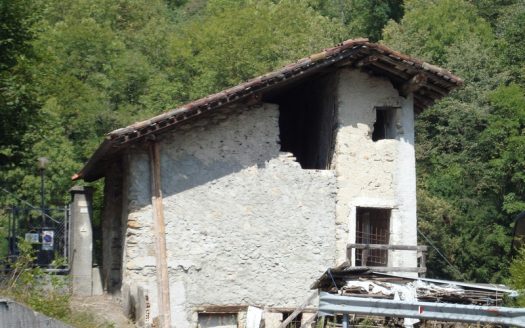 Rustico affacciato  strada con terreno
