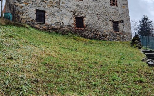 Rustico indipendente servito strada e utenze attorniato da circa 1.100 mq terreno esclusivo !!!