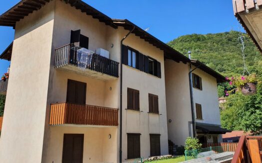 Quadrilocale con grande terrazza e giardino esclusivo …