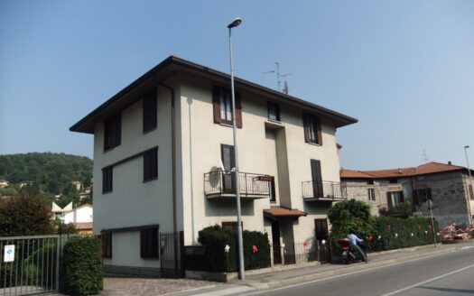 Casa indipendente con area esclusiva – quattro appartamenti e due box