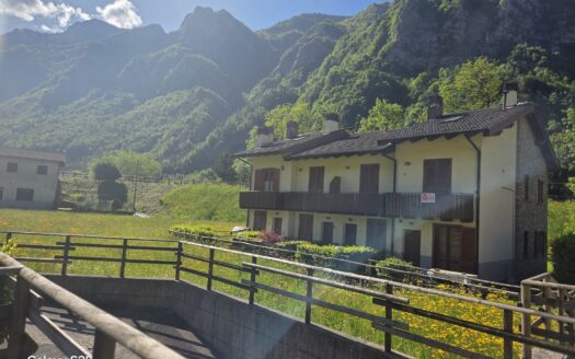 Villino montano in paese servito …..