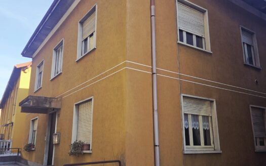 **Casa Indipendente in Vendita  con tre appartamenti e quattro box ! **