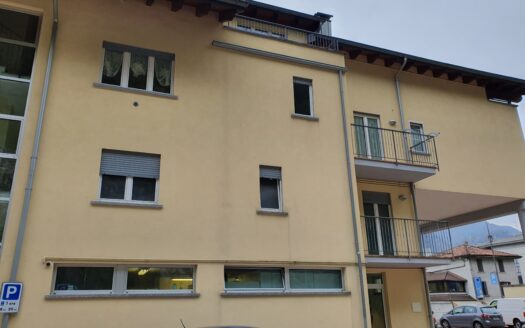 Zogno (BG) Ampio trilocale con doppi servizi classe B
