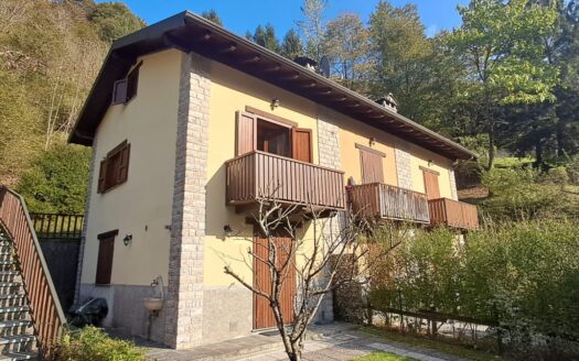 Villetta a Schiera Immersa nella Natura – Vicino Laghetto Montano